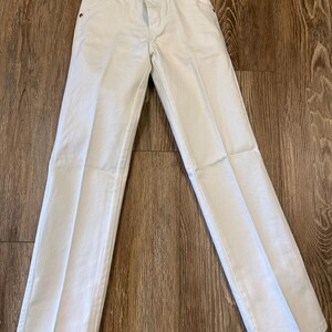 K&ouml;nnte beinhalten: Wei&szlig;e Jeanshose mit klassischem F&uuml;nf-Taschen-Design. Die Hose hat einen Knopf- und Rei&szlig;verschluss, G&uuml;rtelschlaufen und eine gerade Beinpassform. Die Hose ist aus robustem Denim-Material gefertigt.