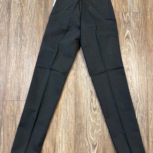 Op de afbeelding: Zwarte rechte broek met een achterzak en een klein label op de achterkant van de tailleband met de tekst "Wrangler".
