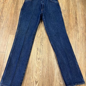K&ouml;nnte beinhalten: Dunkelblaue Jeans aus Denim mit klassischem geradem Bein. Die Jeans haben einen Knopf- und Rei&szlig;verschluss, Front- und Ges&auml;&szlig;taschen sowie G&uuml;rtelschlaufen. Hergestellt aus strapazierf&auml;higem Denim-Material.