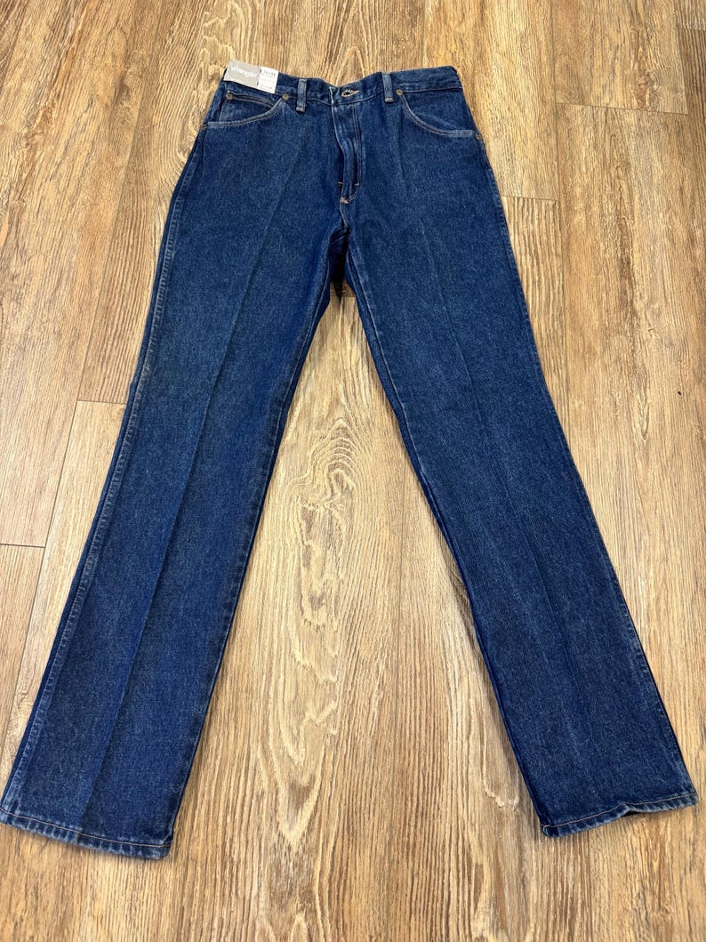K&ouml;nnte beinhalten: Dunkelblaue Jeans aus Denim mit klassischem geradem Bein. Die Jeans haben einen Knopf- und Rei&szlig;verschluss, Front- und Ges&auml;&szlig;taschen sowie G&uuml;rtelschlaufen. Hergestellt aus strapazierf&auml;higem Denim-Material.