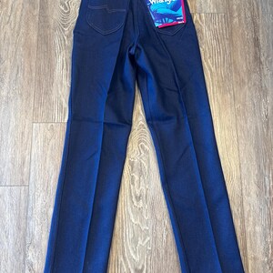 K&ouml;nnte beinhalten: Eine dunkelblaue Jeanshose mit einem Wrangler-Etikett auf der Ges&auml;&szlig;tasche.