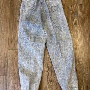 K&ouml;nnte beinhalten: Jeans aus Acid-Wash-Denim mit elastischem Bund und zwei Ges&auml;&szlig;taschen. Die Jeans hat ein konisches Bein mit elastischen B&uuml;ndchen an den Kn&ouml;cheln. Ein Wrangler-Etikett ist angebracht.