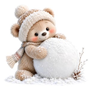 Pode incluir: Um urso de peluche castanho claro com bochechas rosadas, usando um gorro de malha bege texturizado com um pompom e um cachecol a combinar. O urso segura uma bola grande, redonda e coberta de neve, com uma pequena pinha e ramos visíveis.