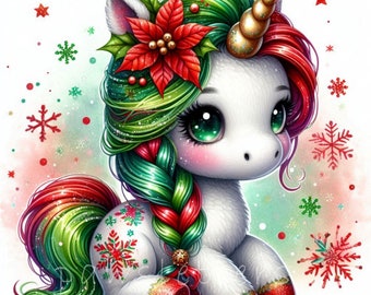Peut inclure: Une licorne blanche avec une crinière et une queue tressées vertes et rouges. La licorne a une corne dorée et porte une fleur de poinsettia rouge. L'arrière-plan est bleu clair avec des flocons de neige et des points rouges.
