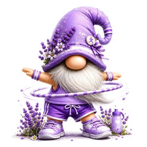 Könnte beinhalten: Eine skurrile lila Zwergfigur mit weißem Bart und einem großen, spitzen Hut, der mit Blumen verziert ist. Der Zwerg trägt ein lila Outfit und Turnschuhe und spielt spielerisch mit einem Hula-Hoop-Reifen. Lavendelpflanzen und eine Wasserflasche vervollständigen die Szene.
