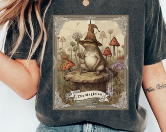 Camiseta con colores cómodos de la carta del Tarot del Mago Rana, Goblincore Cottagecore