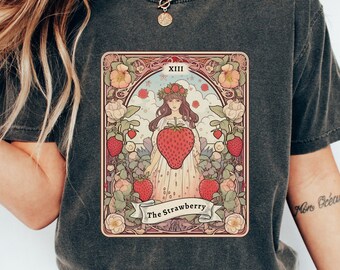 Erdbeer Tarot Karte T-Shirt, Cottagecore Comfort Colors Tee