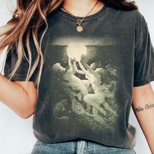 月明かりに照らされた水のニンフのサフィックTシャツ、ギリシャの女神のTシャツ、魔女の服、ダークアカデミア、フェアリーコア