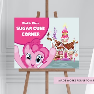 Puede incluir: Un letrero cuadrado sobre un caballete de madera muestra el texto "Pinkie Pie's SUGAR CUBE CORNER" en rosa. También se muestra un poni de dibujos animados y una casa de jengibre. La imagen funciona para una impresión de hasta tamaño A4 (21 x 29,7 cm).