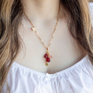 Colar de romã de vidro Murano, joia inicial banhada a ouro, colar minimalista de frutas, colar de letras, joia estética de romã