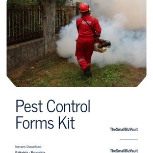 Może przedstawiać: Cyfrowa oferta produktu zatytułowana Pest Control Forms Kit od TheSmallBizVault. Obraz przedstawia pracownika w czerwonym mundurze i czerwonym kasku używającego zamgławiacza emitującego biały dym, z tekstem opisującym zestaw formularzy do druku.