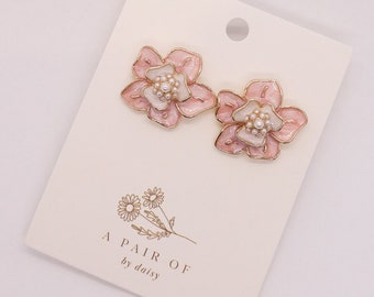 boucles d'oreilles sakura stud, boucles d'oreilles florales, boucles d'oreilles stud, boucles d'oreilles fleur de cerisier, cadeaux pour elle, clous de fleurs roses, boucles d'oreilles roses