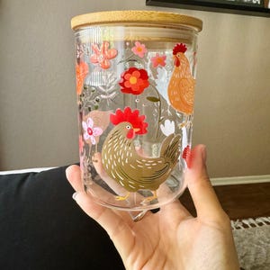 Chicken Glass Cup with Straw Lid Tumbler Farmhouse Kitchen Drinkware Gift Garden Lover Boho Fall Flower Cottagecore Mug Hen Design Farm imagem 6