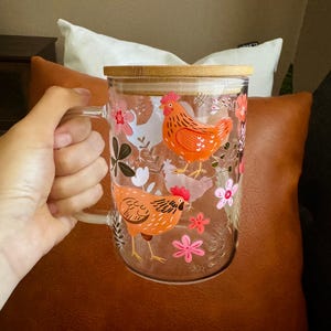 Farmhouse Kitchen Drinkware Chicken Glass Tumbler With Lid Boho Hen Design Coffee Cup Farm Animal Lover Gift Cottagecore Style Beverage Container 17 Ounce Capacity Reusable Straw Included Floral Pattern Kitchen Essential Cold Drink Tumbler