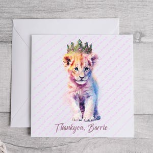 K&ouml;nnte beinhalten: Eine Aquarell-Illustration eines L&ouml;wenjungen mit einer glitzernden Krone. Der Hintergrund ist hellrosa mit einem sich wiederholenden Muster der Worte "Danke". Der Text "Thankyou, Barrie" befindet sich am unteren Rand der Karte.