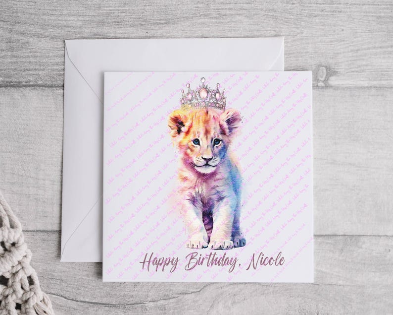 K&ouml;nnte beinhalten: Eine rosa und lilafarbene Aquarell-Illustration eines L&ouml;wenjungen mit einer glitzernden Krone. Der Text "Happy Birthday, Nicole" ist unter dem L&ouml;wenjungen gedruckt.