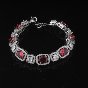 Pulsera de plata de ley con rubíes y diamantes.