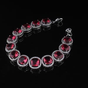 Pulsera de plata de ley con rubíes y diamantes.