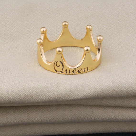Anillo de corona de reina bañado en oro: joya de latón grabado con