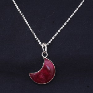 Rubin Jade Månhänge: Handgjort halsband med sterlingsilverplätering