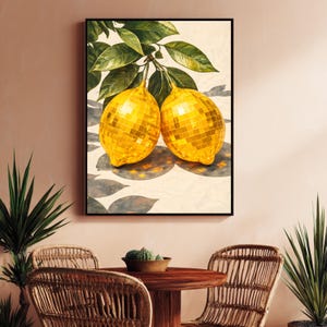 Maximalistische fruit poster met disco citroenen en bladeren.