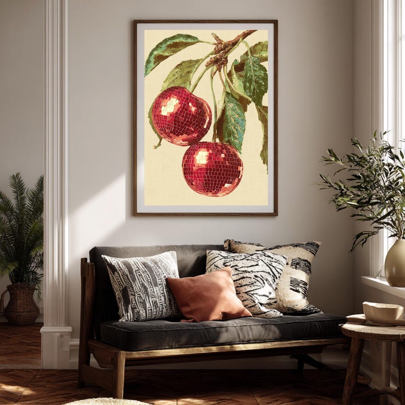 Trendy galerijwand mock-up met disco kersen poster in houten lijst.