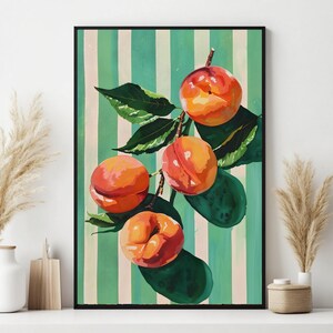 Op de afbeelding: Een schilderij van vier perziken aan een tak met groene bladeren tegen een achtergrond van groene en witte strepen.