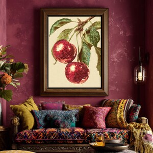 Eclectische wanddecoratie met fruit en discobal, dopamine esthetiek.