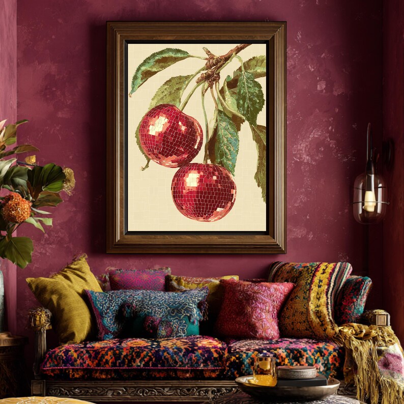 Eclectische wanddecoratie met fruit en discobal, dopamine esthetiek.