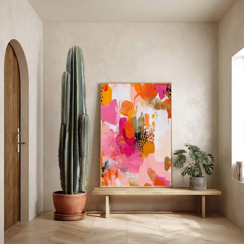 Expressieve abstract art met roze, oranje en goudaccenten.