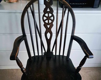 Elm Windsor Wheel Back Carver Chair. Beech and Elm Wheel Back