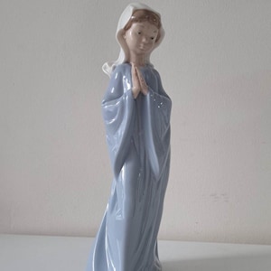 Daisa Girl Praying Nao Lladro Figurine