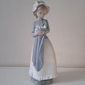 Figurine of Nao Lladro - &quot;Sweet Girl&quot;