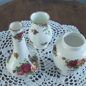 Vintage Royal Albert Old Country Roses small vase, with pink roses and gilt decoration, stamped bone China, in excellent condition.