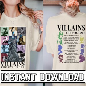 Puede incluir: Una camiseta beige con un gr&aacute;fico de villanos de Disney. La parte delantera de la camiseta presenta una cuadr&iacute;cula de villanos con el texto "Villains The Evil Tour". La parte trasera de la camiseta presenta una lista de villanos de Disney con sus fechas de estreno de pel&iacute;culas.