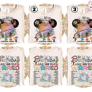 Op de afbeelding: Zes beige t-shirts met een kleurrijk grafisch ontwerp met Mickey Mouse en Minnie Mouse-figuren. Het ontwerp bevat de tekst "Birthday Around the World" en een lijst met steden over de hele wereld. De shirts zijn verkrijgbaar in drie verschillende ontwerpen, elk met een ander Mickey Mouse en Minnie Mouse-figuur.