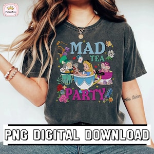 Può includere: Una maglietta grigia scura con un design grafico che presenta personaggi di Alice nel Paese delle Meraviglie, tra cui il Cappellaio Matto, il Gatto del Cheshire e Alice. Il testo "Mad Tea Party" è stampato in lettere colorate.