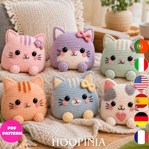 Puede incluir: Seis peluches de gato tejidos a ganchillo en varios colores pastel, incluyendo rosa, morado, verde menta, naranja, azul y un patrón de calicó blanco. Cada gato presenta detalles faciales bordados, orejas pequeñas y lazos o flores.