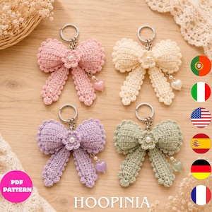 Peut inclure: Quatre porte-clés nœuds en crochet de couleur rose, crème, lavande et vert sauge. Chaque nœud présente une fleur centrale en crochet avec une perle blanche, un anneau en métal argenté et une petite breloque en forme de cœur assortie.