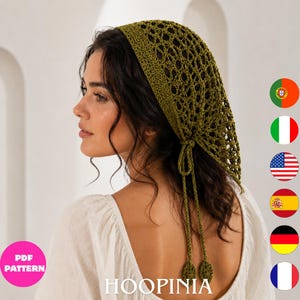 Peut inclure: Un foulard en crochet vert olive avec un motif en losanges ajouré et deux fines attaches terminées par de petits embouts décoratifs. Le foulard est de forme triangulaire et se porte sur les cheveux. Le texte PDF PATTERN et HOOPINIA est visible.