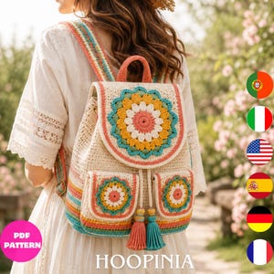 Peut inclure: Un sac à dos en crochet de couleur crème doté d'un grand motif floral circulaire sur le rabat et de deux poches assorties plus petites à l'avant. Le sac comprend des bretelles rayées colorées et deux pompons pendants corail et bleu sarcelle.