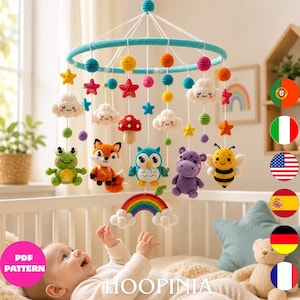 Peut inclure: Un mobile pour bébé en crochet avec un anneau bleu suspendu par des fils blancs. Les éléments suspendus incluent des étoiles colorées, des nuages avec des visages, un champignon rouge, une grenouille verte, un renard orange, un hibou bleu, un hippopotame violet, une abeille et un arc-en-ciel.