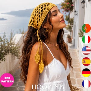 Peut inclure: Un foulard en crochet jaune moutarde avec un motif en maille losange ajouré et deux ornements en forme de feuille suspendus aux extrémités des liens. Le foulard est porté sur de longs cheveux foncés avec un haut blanc sans manches.
