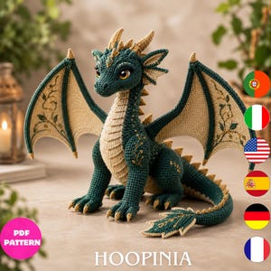 Peut inclure: Une figurine de dragon au crochet en fil vert foncé et crème. Le dragon présente de grandes ailes avec des motifs de vigne brodés, une longue queue avec une pointe en forme de feuille, des cornes et des accents dorés. Texte PDF PATTERN et HOOPINIA.