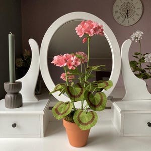 Paper Geranium / Handmade Flowers / Classic Decoration / Gift for Gardeners /  /Housewarming Gift / Unique Home Decor / Paper Plant