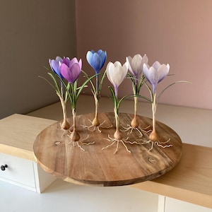 Crocus en papier faits main : décoration printanière, fleurs artificielles peintes à la main pour la maison, cadeau pour les amateurs de plantes