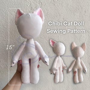 Puede incluir: Tres muñecos de gato de peluche color blanco hueso con orejas puntiagudas y pequeñas garras negras en las manos. El muñeco más grande mide 38,1 cm. El texto Chibi Cat Doll Sewing Pattern aparece sobre los muñecos más pequeños.
