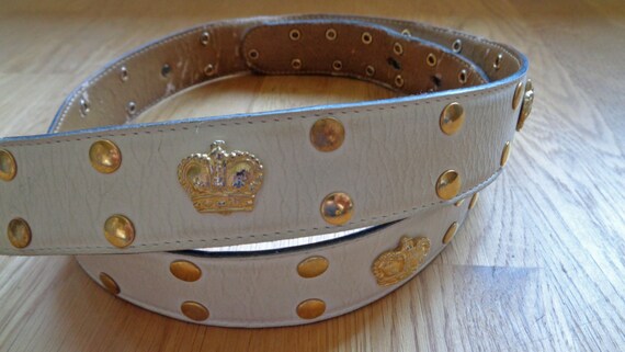 Louis Feraud white leather belt with gold crowns,… - image 7