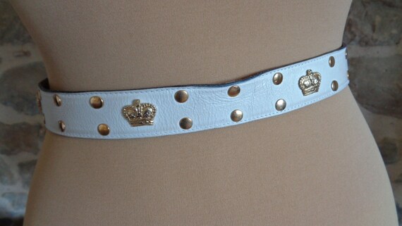 Louis Feraud white leather belt with gold crowns,… - image 5