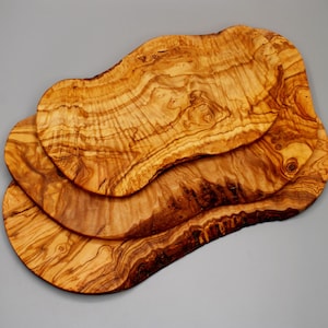 Rustikales Olivenholzbrett Naturschnitt | Servierbrett Handmade | Schneidebrett Frühstücksbrett | Länge wählbar | Holzbrett Natur | Geschenk